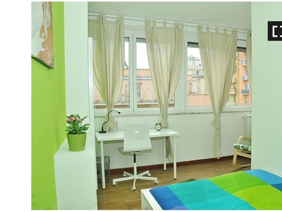 Stanza in affitto in appartamento con 8 camere da letto a Trieste, Roma