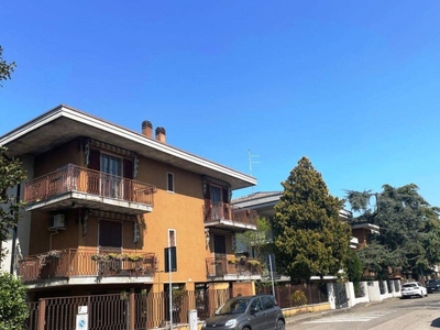Villa Bifamiliare in vendita a Verona via Arnolfo di Cambio, 30