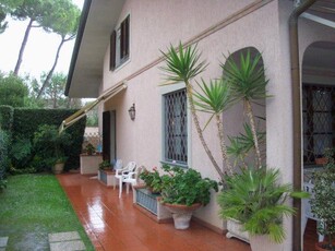 Affitto Villa bifamiliare quadrilocale in FORTE DEI MARMI (