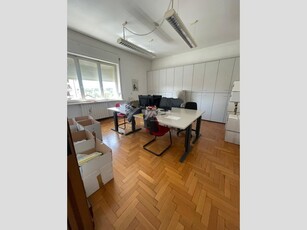 Appartamento in Affitto a Brescia, 1'500€, 220 m²