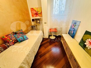 Appartamento in Affitto a Verona, 1'750€, 140 m², arredato