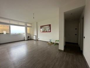 Appartamento in Vendita a Massa, zona Massa Levante, 199'000€, 92 m², con Box