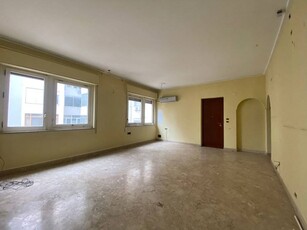 Appartamento in Vendita a Palermo, zona Sciuti, 409'000€, 200 m²