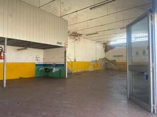 Attività commerciale in Affitto a Livorno, zona Coteto, 1'600€, 350 m²