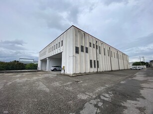 Capannone in Vendita a Rovigo, 1500 m²