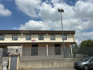Capannone in Vendita a Viterbo, 880'000€, 3300 m²