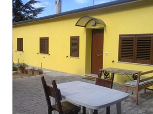 Casa indipendente in affitto a L'Aquila, Frazione Pettino