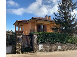 Casa indipendente in vendita a Caprarola, Viale A. Gramsci 34