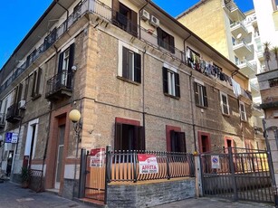 Magazzino in Affitto a Cosenza, 2'000€, 90 m²