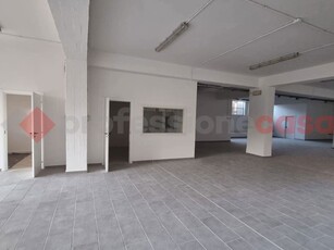 Magazzino in Affitto a Pistoia, 1'900€, 400 m²