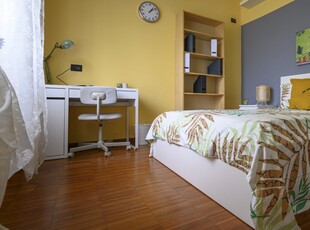 Stanza in affitto in appartamento con 3 camere da letto a Milano