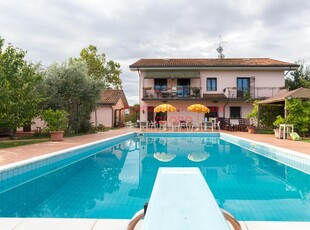 Tra Cesena e Cervia - Villa composta da due unità con piscina e 8.500 mq. di giardino