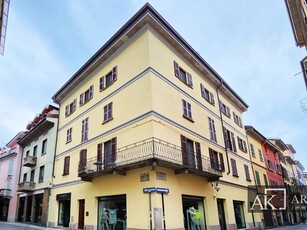 Trilocale in Affitto a Novara, zona 1 - Centro, 900€, 94 m², arredato