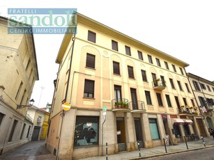 Trilocale in Vendita a Vercelli, zona Centro, 198'000€, 130 m²