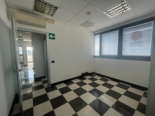Ufficio in Vendita a Pistoia, zona Sant'Agostino, 190'000€, 110 m²