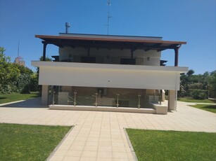 Villa a Bari, 9 locali, 6 bagni, giardino privato, 320 m², camino