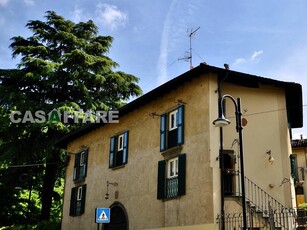 Villa in Vendita a Bergamo, zona Città Alta, 598'000€, 200 m²