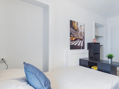 Stanza in affitto in appartamento con 8 camere da letto a Torino