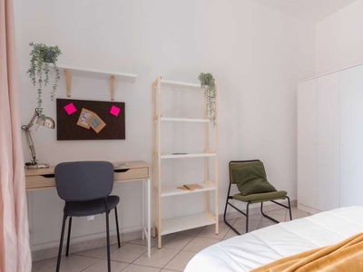 Stanza in appartamento con 3 stanze da letto a Torino