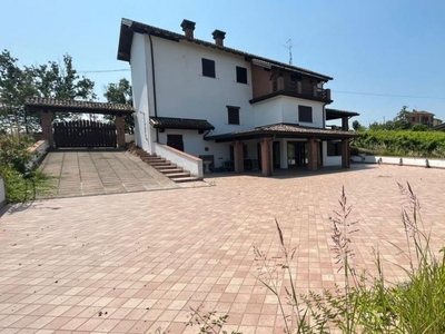 villa indipendente in vendita a Ziano Piacentino
