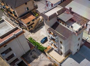 Albano Laziale: Trilocale ristrutturato con ampio terrazzo