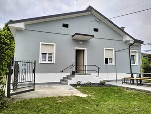 Appartamento in Affitto ad Desenzano del Garda - 4200 Euro