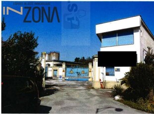 Magazzino in vendita a Macerata - Zona: Periferia