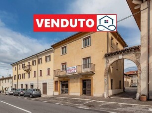 Palazzina commerciale in vendita a Pastrengo