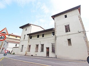 Palazzo in vendita a Stezzano