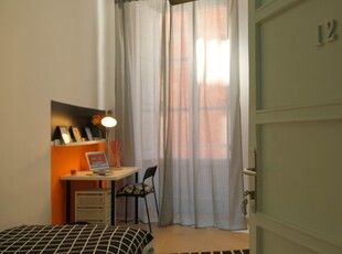 Stanza in appartamento con 4 stanze da letto a Napoli