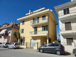 Trilocale con terrazzo, San Benedetto del Tronto porto d'ascoli (lungomare)