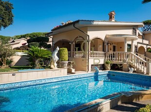 VENDESI VILLA CON PISCINA A FREGENE