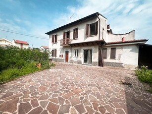 Villa bifamiliare in vendita a Barlassina