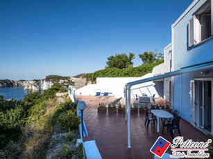 Villa con terrazzo, Ponza centro