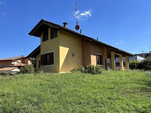 Villa in vendita a Borgomanero