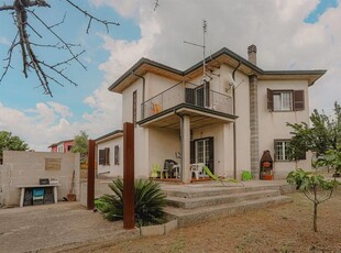 VILLA UNIFAMILIARE CON TERRENO