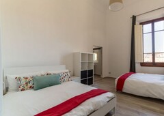 Posto letto in affitto in appartamento con 6 camere da letto a Firenze