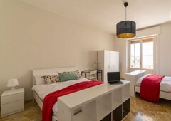 Posto letto in affitto in appartamento con 7 camere da letto a Firenze