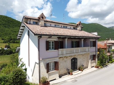 Casa indipendente con terrazzo a Tornimparte