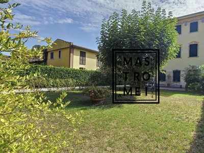 Villa con giardino in via del parco, Capannori