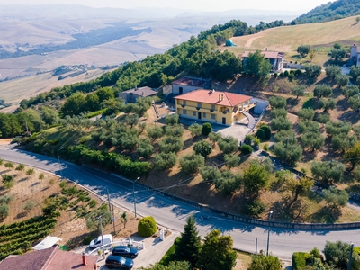 Villa con terrazzo, Ariano Irpino contrada bosco