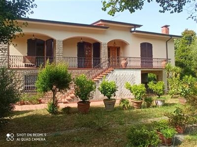 Villa in buono stato di 440 mq. a Massa Macinaia