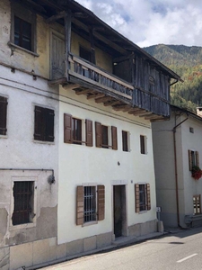 Appartamento a Valle di Cadore, 5 locali, 150 m², da ristrutturare