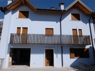 Casa indipendente a Chies d'Alpago, 14 locali, 3 bagni, 400 m²