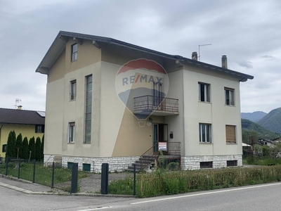 Casa indipendente in Via Prada, Feltre, 16 locali, 2 bagni, con box