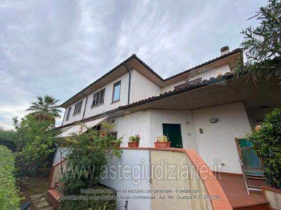 villa bifamiliare in Vendita ad Follonica - 400500 Euro