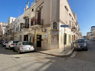 Locale commerciale / Negozio di 1 vani /60 mq a Mola di Bari (zona Centrale)
