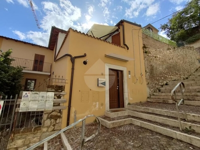 Casa indipendente in VIA DELL'ORTICA, L'Aquila, 4 locali, 3 bagni