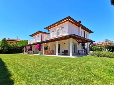 Villa in affitto a Forte dei Marmi via Firenze,