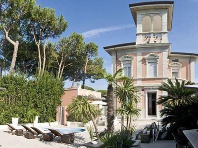 Villa in affitto a Forte dei Marmi via IV Novembre,